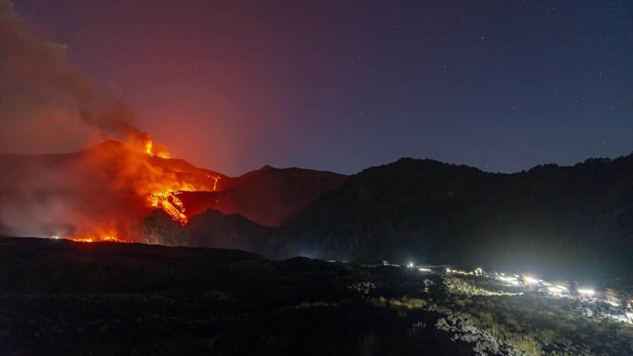 Foto - Etna Yanardağı kül püskürtüyor! Hava ulaşımı olumsuz etkileniyor
