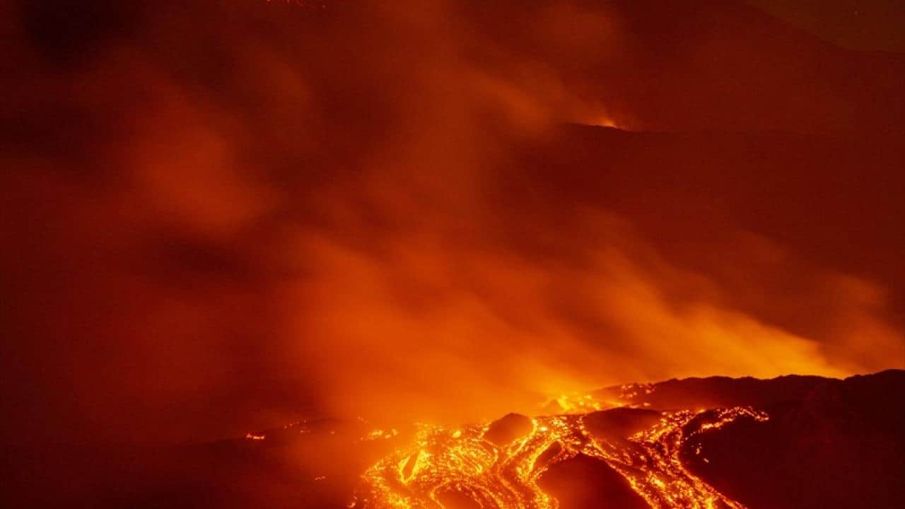 Foto - Etna Yanardağı kül püskürtüyor! Hava ulaşımı olumsuz etkileniyor