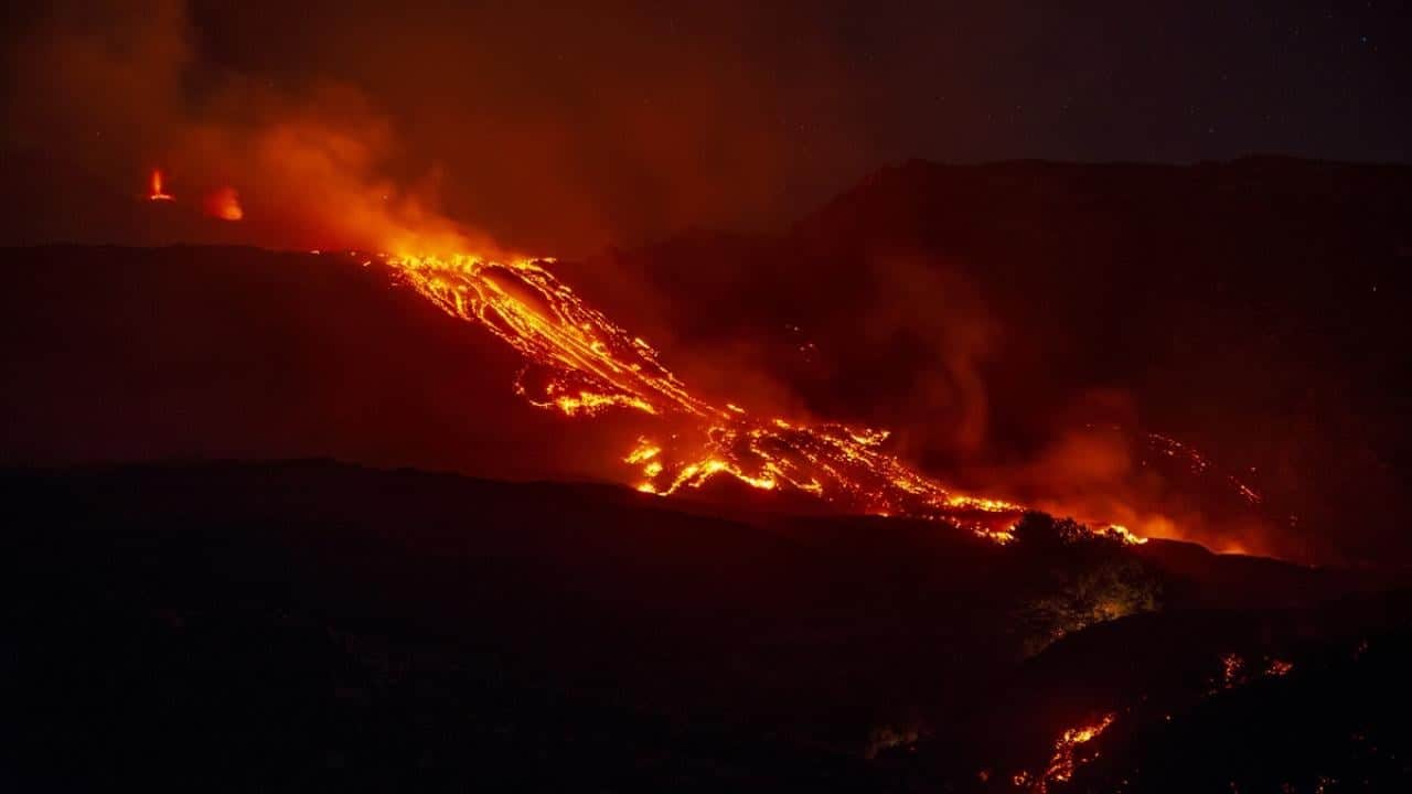 Foto - Etna Yanardağı kül püskürtüyor! Hava ulaşımı olumsuz etkileniyor
