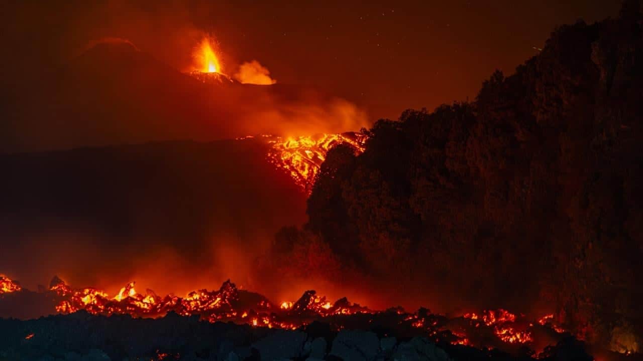 Foto - Etna Yanardağı kül püskürtüyor! Hava ulaşımı olumsuz etkileniyor
