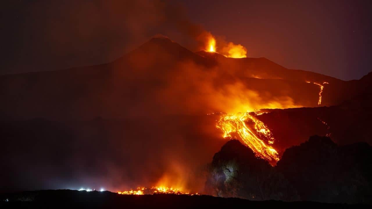 Foto - Etna Yanardağı kül püskürtüyor! Hava ulaşımı olumsuz etkileniyor