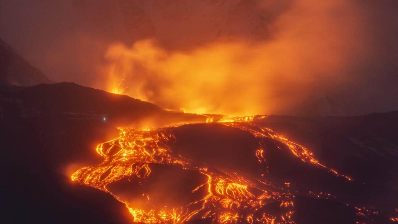 Etna Yanardağı kül püskürtüyor! Hava ulaşımı olumsuz etkileniyor