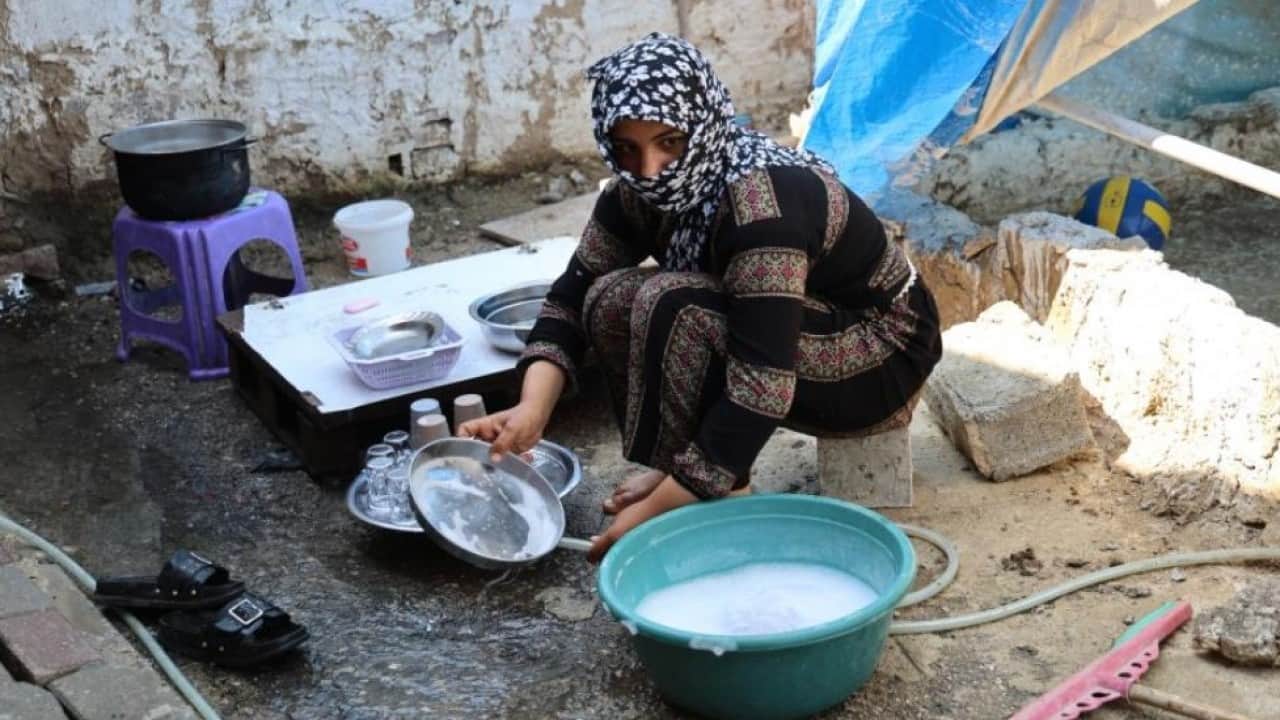 Foto - Ev sahibi olma hayali kabusa döndü! 5 çocuğuyla ahırda yaşamaya başladı