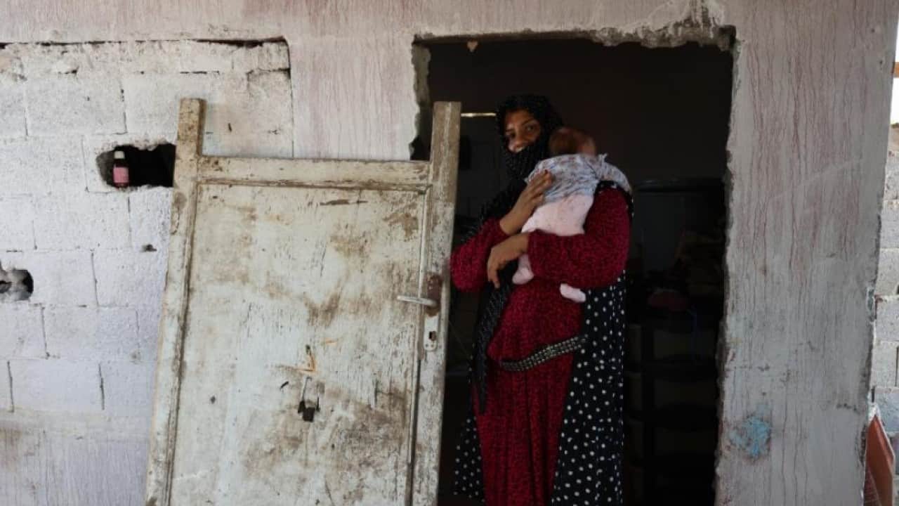 Foto - Ev sahibi olma hayali kabusa döndü! 5 çocuğuyla ahırda yaşamaya başladı