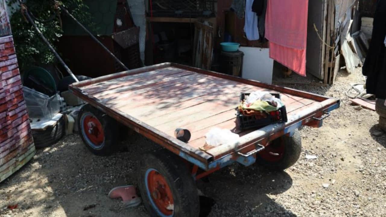 Foto - Ev sahibi olma hayali kabusa döndü! 5 çocuğuyla ahırda yaşamaya başladı