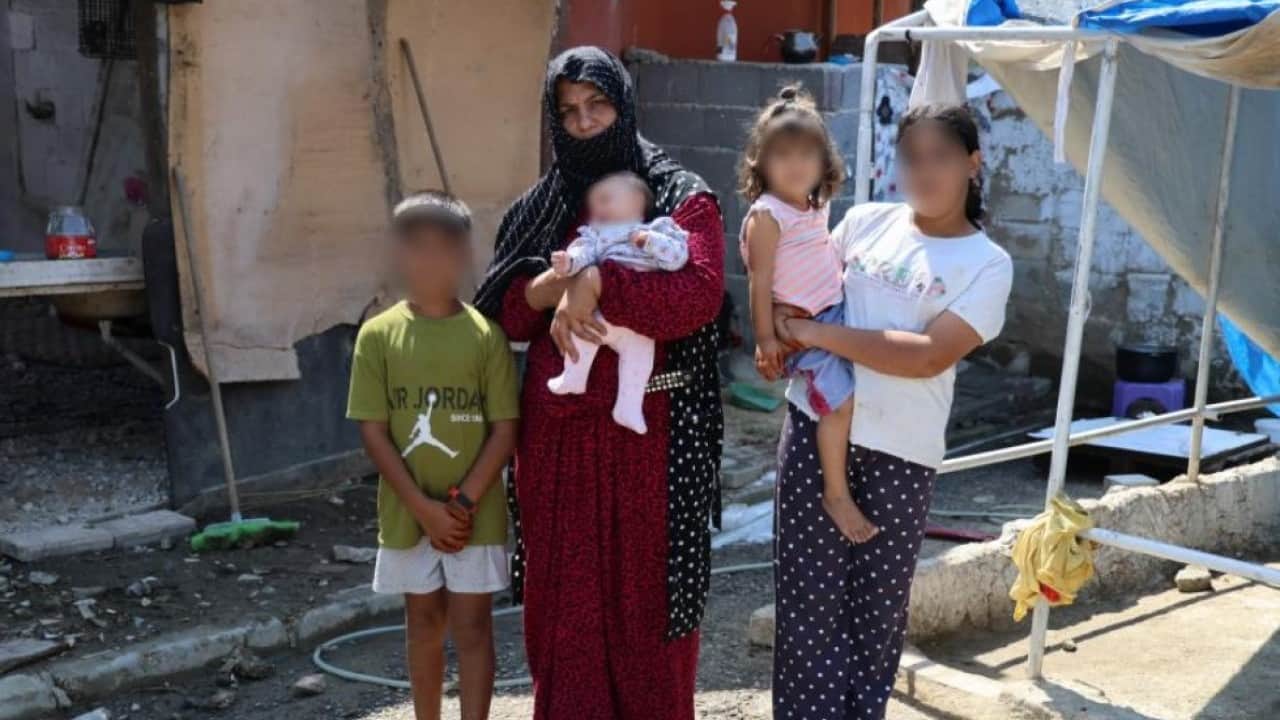 Foto - Ev sahibi olma hayali kabusa döndü! 5 çocuğuyla ahırda yaşamaya başladı