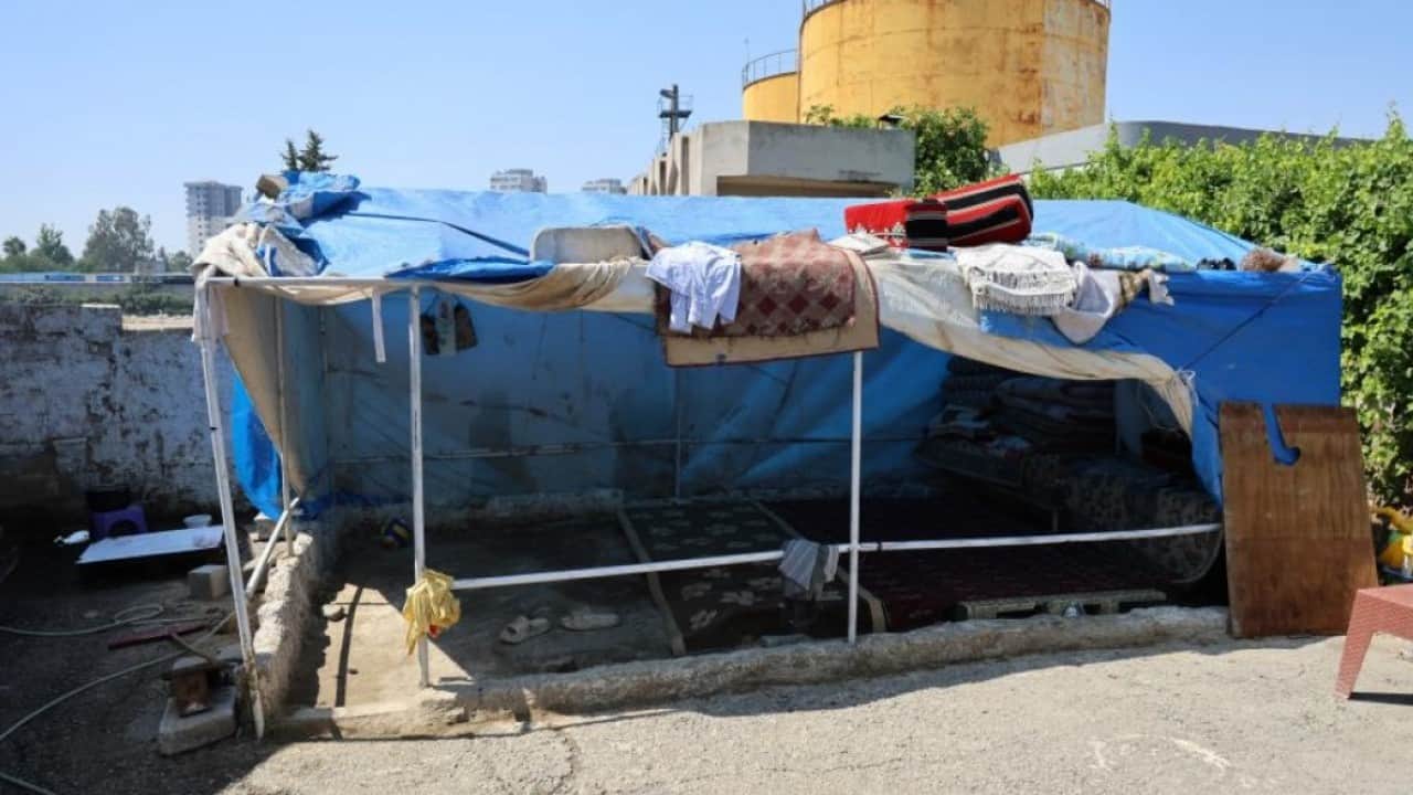 Foto - Ev sahibi olma hayali kabusa döndü! 5 çocuğuyla ahırda yaşamaya başladı