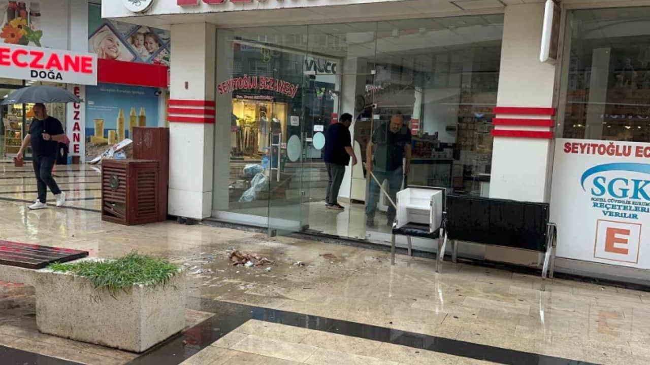 Foto - Ev ve işyerleri sular altında kaldı Sağanak yağış Fatsa’yı vurdu