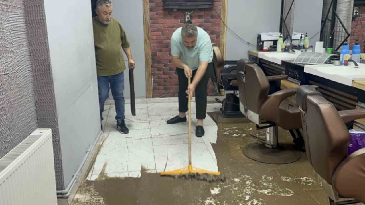 Ev ve işyerleri sular altında kaldı Sağanak yağış Fatsa’yı vurdu