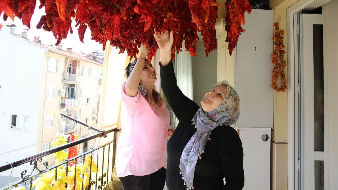 Foto - Evinin balkonunda resmen para basmaya başladı: Yılda tam 2 ton üretiyor, siparişlere yetişemiyor