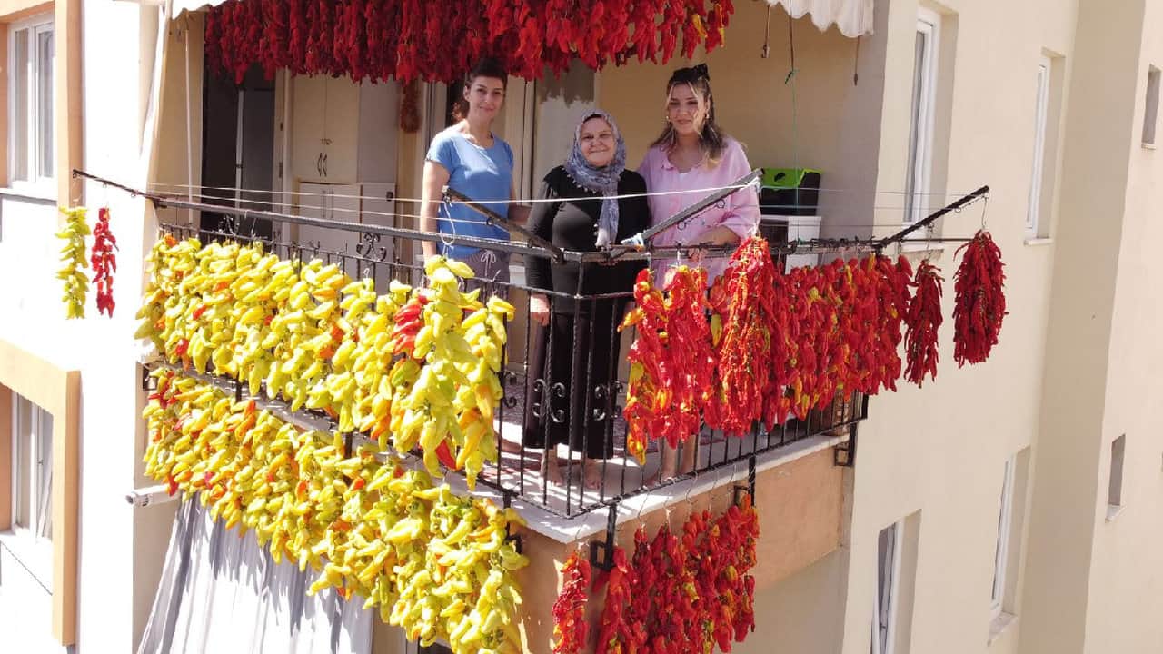 Foto - Evinin balkonunda resmen para basmaya başladı: Yılda tam 2 ton üretiyor, siparişlere yetişemiyor