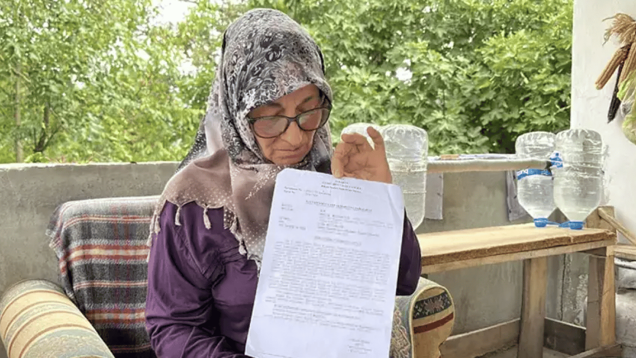 Foto - Evlat değil, vicdansız! Anneyi soyup soğana çevirdiler: Kızlarını evlatlıktan reddetti