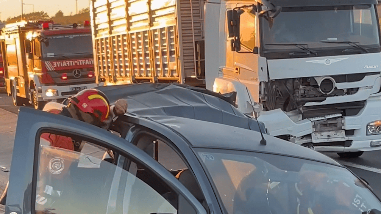 Foto - Eyüpsultan’da katliam gibi kaza! Tırın biçtiği araç 30 metre sürüklendi: 1’i çocuk 6 yaralı