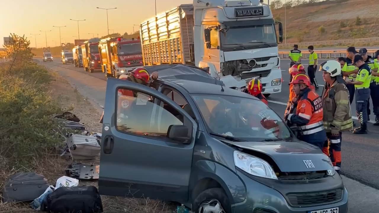 Eyüpsultan’da katliam gibi kaza! Tırın biçtiği araç 30 metre sürüklendi: 1’i çocuk 6 yaralı