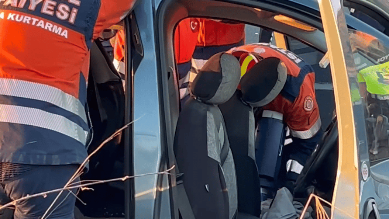 Foto - Eyüpsultan’da katliam gibi kaza! Tırın biçtiği araç 30 metre sürüklendi: 1’i çocuk 6 yaralı