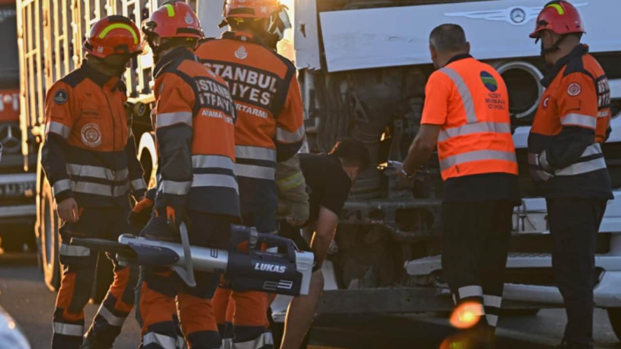 Foto - Eyüpsultan’da katliam gibi kaza! Tırın biçtiği araç 30 metre sürüklendi: 1’i çocuk 6 yaralı