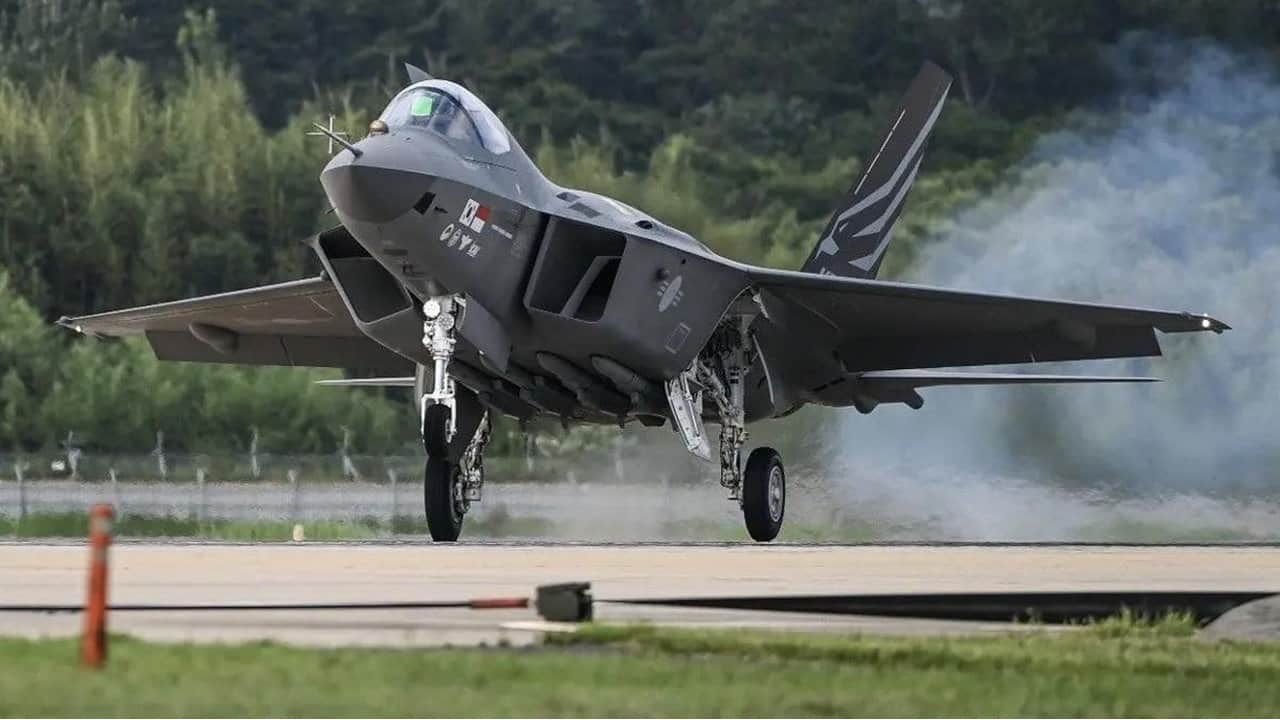 Foto - F-16 ve Rafale’yi solladı! Hayalet savaş uçağını hangara sokmak için masaya oturuldu