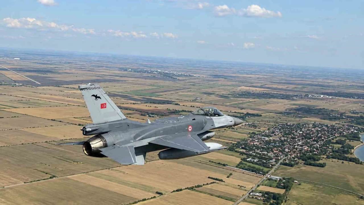 Foto - F-16’larımız ardı ardına havalandı! Bandırma’dan kalkan Türk Kartalları, o ülkenin semalarında fırtınalar kopardı 