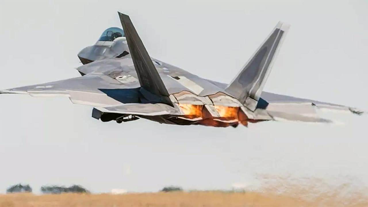 Foto - F-35 bekleneni vermedi! Çareyi eski uçakta buldular
