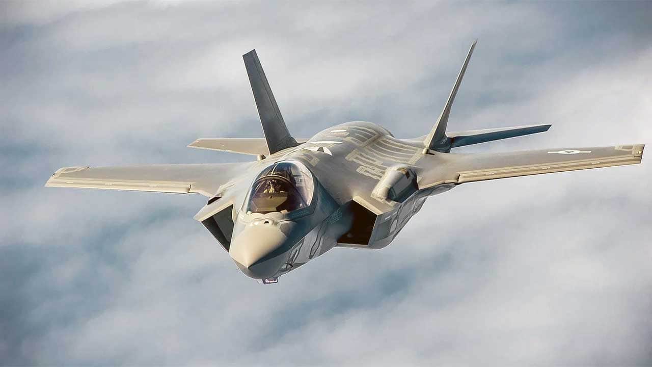 Foto - F-35 hayalet savaş uçağı yine bir belaya bulaştı