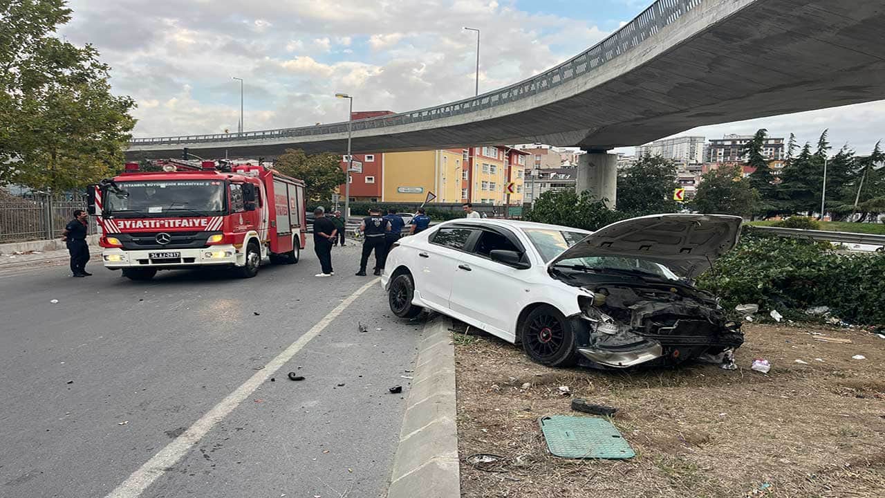 Foto - Faciayı engellemek isterken hurdaya döndüler! Bisikletli çocuğa çarpmamak için direksiyonu kıran araç refüje çıktı: 4 yaralı!
