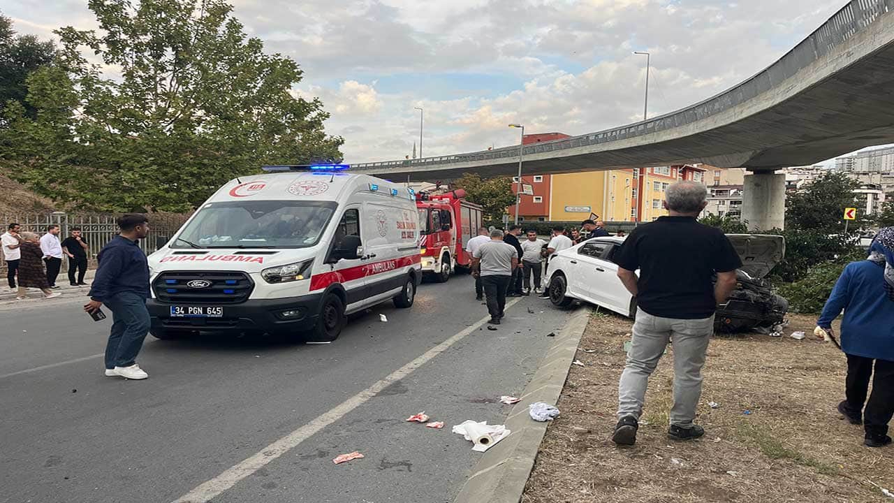 Foto - Faciayı engellemek isterken hurdaya döndüler! Bisikletli çocuğa çarpmamak için direksiyonu kıran araç refüje çıktı: 4 yaralı!