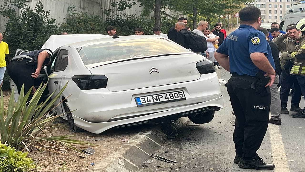 Foto - Faciayı engellemek isterken hurdaya döndüler! Bisikletli çocuğa çarpmamak için direksiyonu kıran araç refüje çıktı: 4 yaralı!