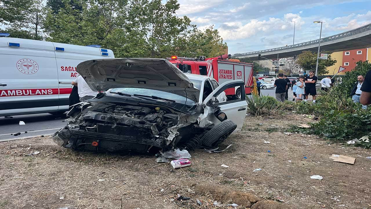 Faciayı engellemek isterken hurdaya döndüler! Bisikletli çocuğa çarpmamak için direksiyonu kıran araç refüje çıktı: 4 yaralı!