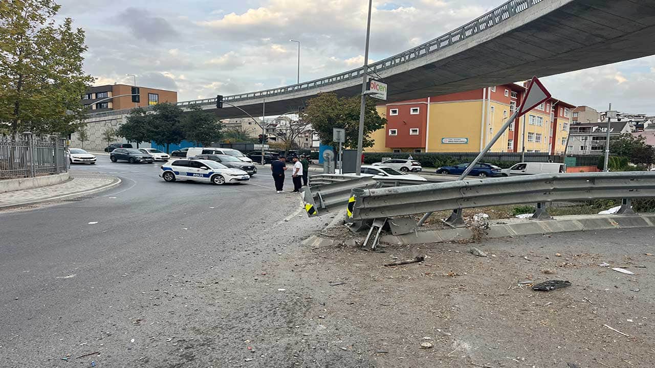 Foto - Faciayı engellemek isterken hurdaya döndüler! Bisikletli çocuğa çarpmamak için direksiyonu kıran araç refüje çıktı: 4 yaralı!