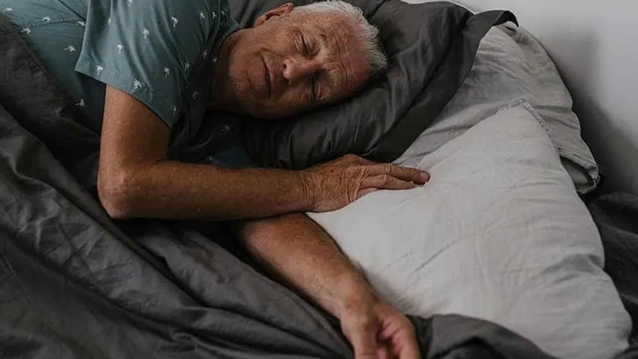 Fark edilmiyor sinsi ilerliyor! Alzheimer belirtisi uykuda mı başlıyor?