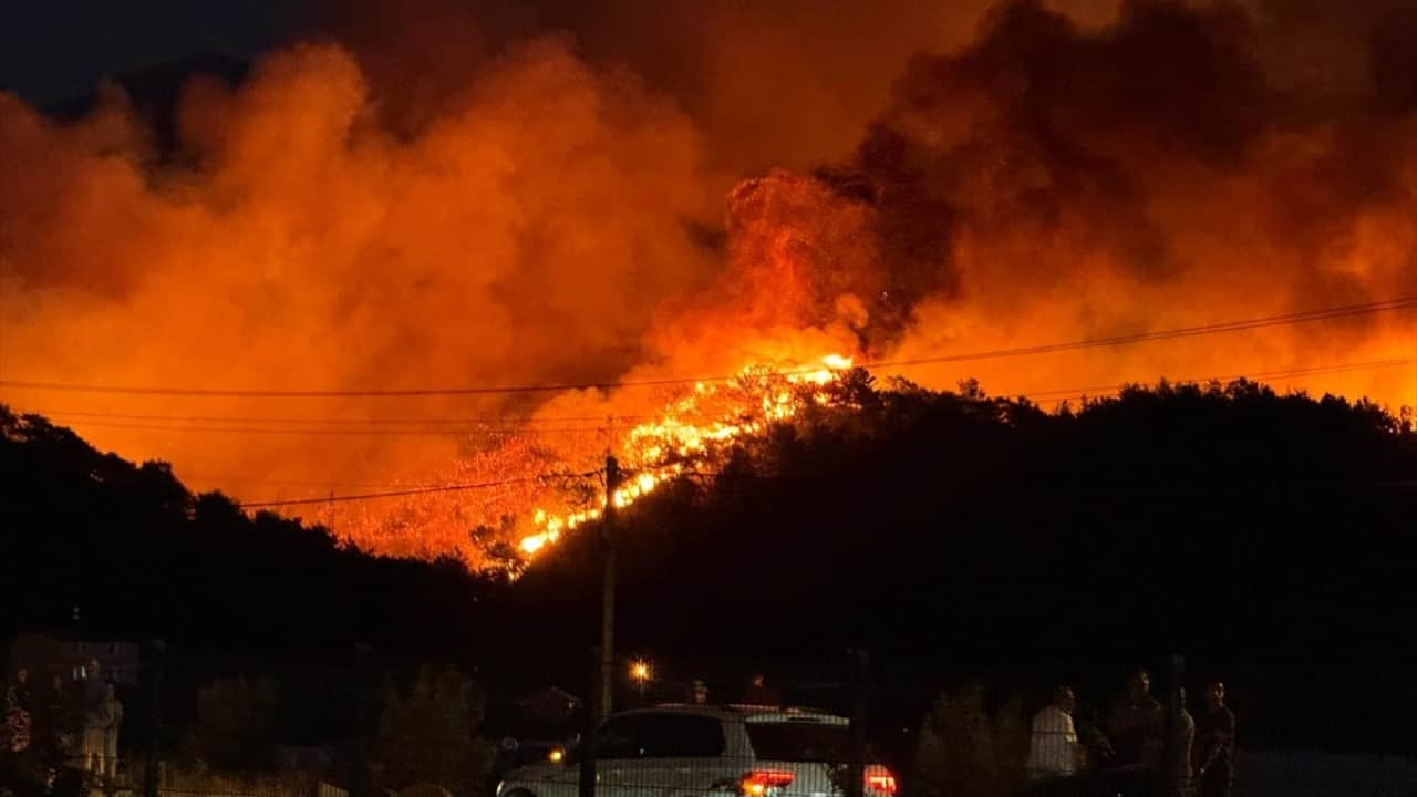 Foto - Fethiye yangınında yerli müdahale! ‘Nefes’ alevlerin önünü kesti