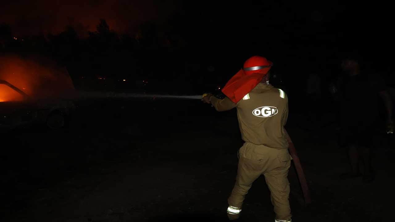 Foto - Fethiye'de alevler evlere sıçradı! Orman yangını büyüyor, mahalleler tahliye ediliyor!