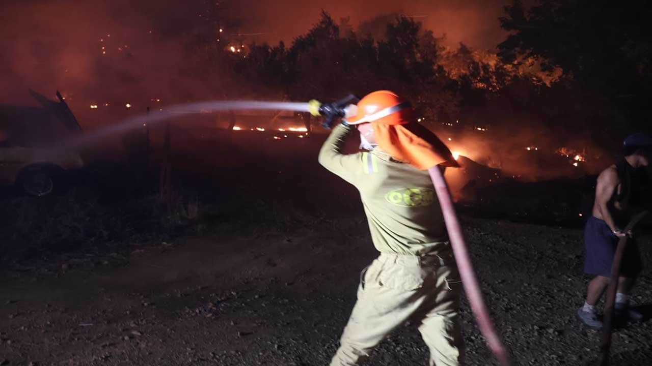 Foto - Fethiye'de alevler evlere sıçradı! Orman yangını büyüyor, mahalleler tahliye ediliyor!