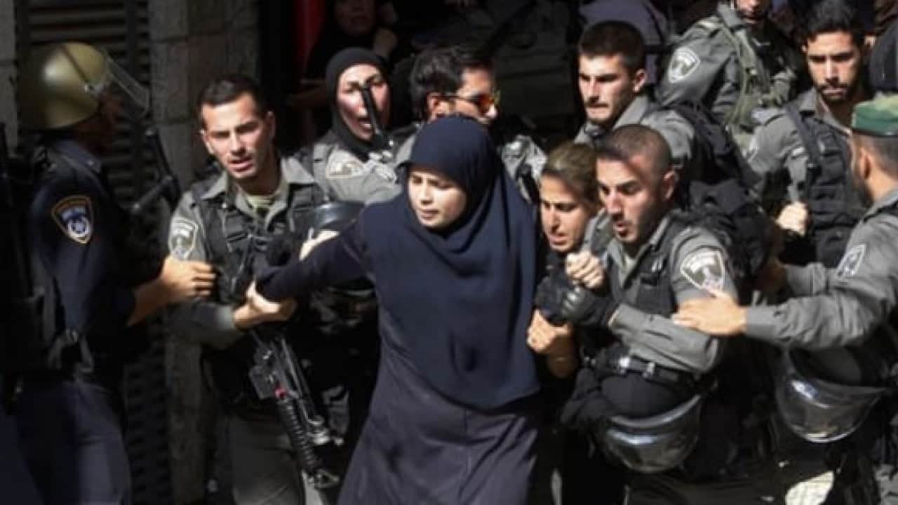 Foto - Filistinli kadın esirlere alçak saldırı: İşgalci zorbalardan zindanda sistematik işkence 