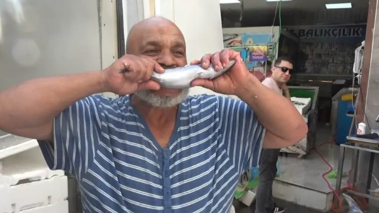 Fiyatı 100 TL'ye düştü! Sevinçten çiğ çiğ yedi!