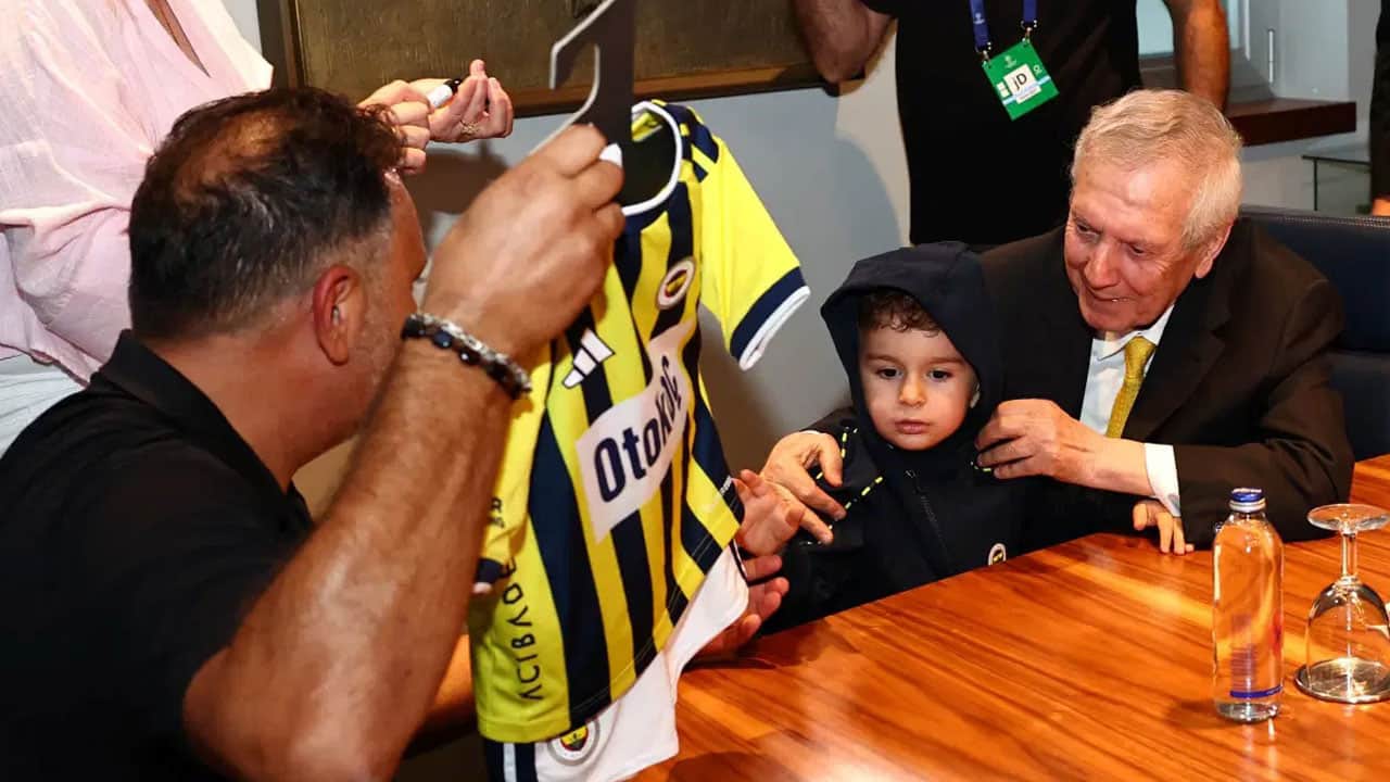 Foto - Forması zorla çıkarılan minik Göktuğ, Aziz Yıldırım ile buluştu