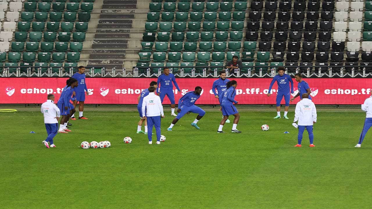 Foto - Fransa Milli Takımı Kocaeli'nde sahaya indi! Zinedine Zidane yönetimindeki Horozlar Türkiye maçı hazırlıklarını tamamladı!