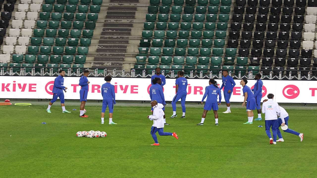 Fransa Milli Takımı Kocaeli'nde sahaya indi! Zinedine Zidane yönetimindeki Horozlar Türkiye maçı hazırlıklarını tamamladı!