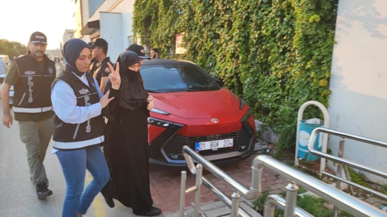 Foto - Furkan Vakfı operasyonunda dikkat çeken an! Alparslan Kuytul’un eşi, gözaltına alınırken öyle bir hareket yaptı ki...
