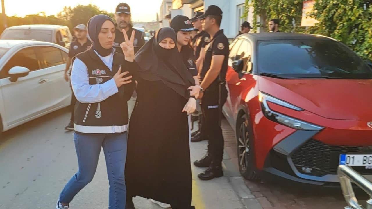 Foto - Furkan Vakfı operasyonunda dikkat çeken an! Alparslan Kuytul’un eşi, gözaltına alınırken öyle bir hareket yaptı ki...