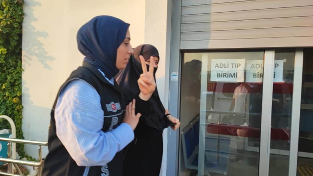 Foto - Furkan Vakfı operasyonunda dikkat çeken an! Alparslan Kuytul’un eşi, gözaltına alınırken öyle bir hareket yaptı ki...