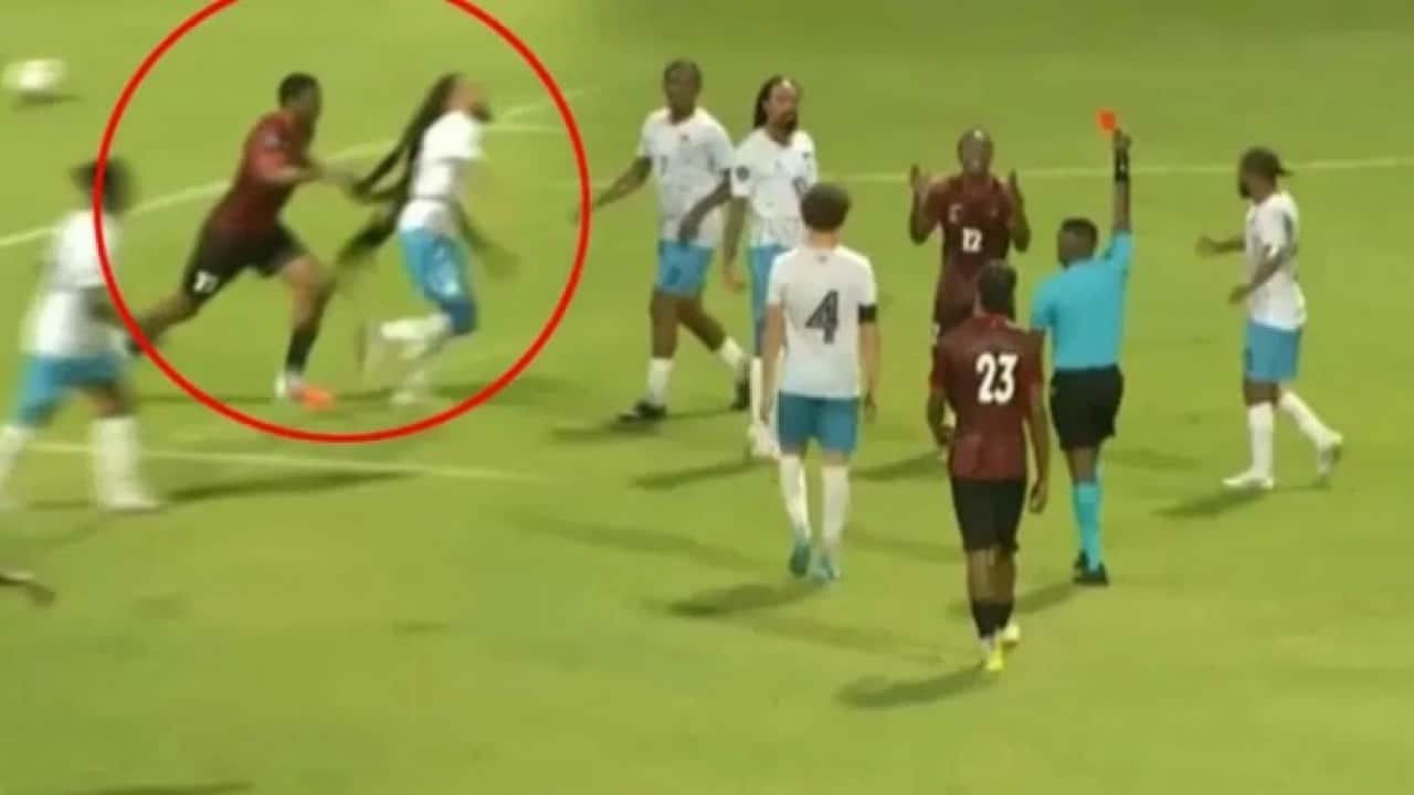 Futbol tarihine geçecek olay! Saçlarıyla rakibini 9 kişi bıraktı