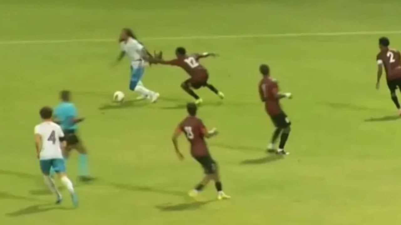 Foto - Futbol tarihine geçecek olay! Saçlarıyla rakibini 9 kişi bıraktı
