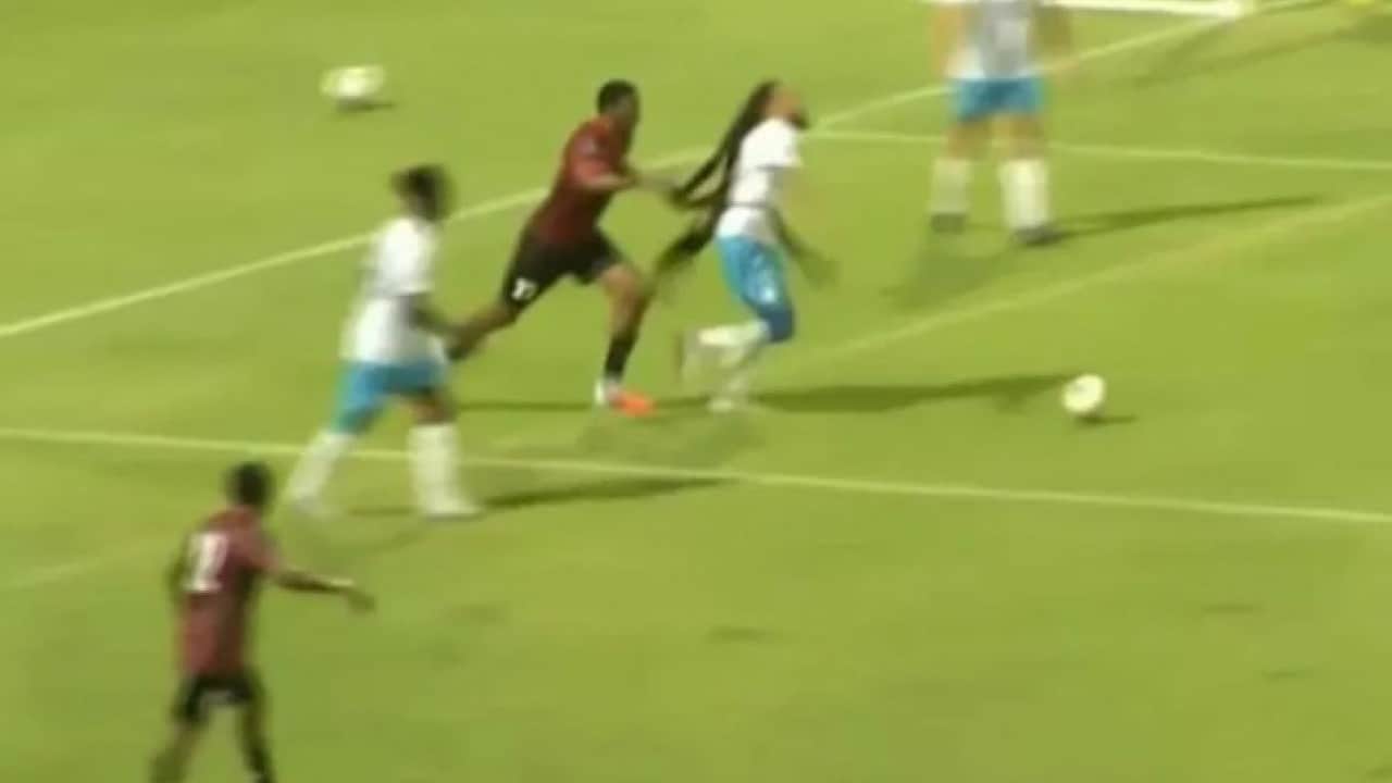 Foto - Futbol tarihine geçecek olay! Saçlarıyla rakibini 9 kişi bıraktı