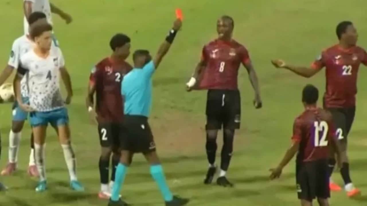 Foto - Futbol tarihine geçecek olay! Saçlarıyla rakibini 9 kişi bıraktı
