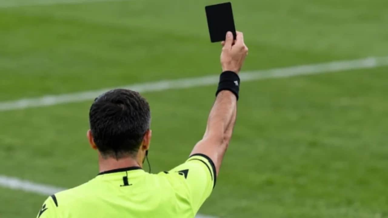 Futbolda siyah kart dönemi: Peki ne anlama geliyor?