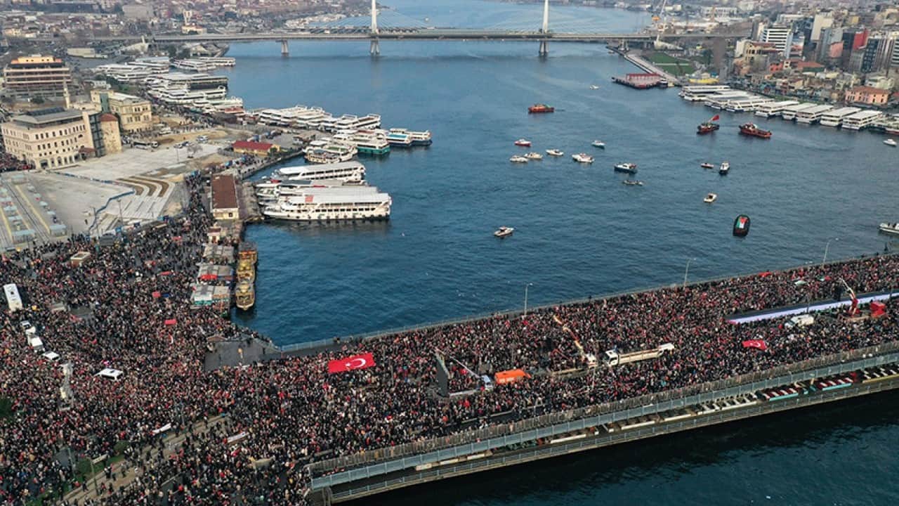 Foto - Galata Köprüsü vicdan kürsüsü