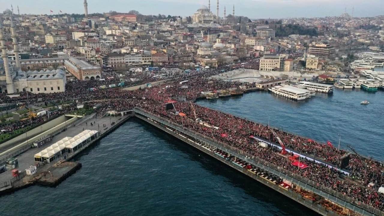 Foto - Galata Köprüsü vicdan kürsüsü