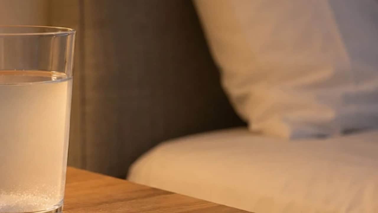 Gece yatağın yanına bir bardak su ve kabartma tozu koyun: Baştan sona değişiyor! Su şişesi koymanın ilginç nedeni 