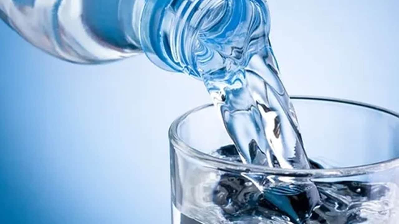 Foto - Gece yatağın yanına bir bardak su ve kabartma tozu koyun: Baştan sona değişiyor! Su şişesi koymanın ilginç nedeni 